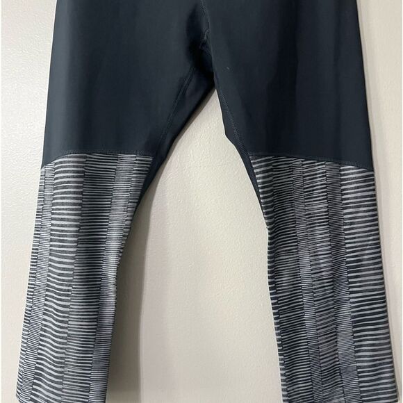 Merrell Women's size S Black Gray Cropped Capri Length Athletic Leggings - Picture 2 of 7